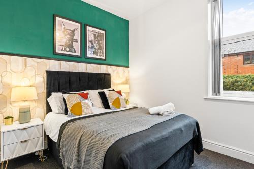 20 percent off! Stylish Sheffield Abode Sleeps 12