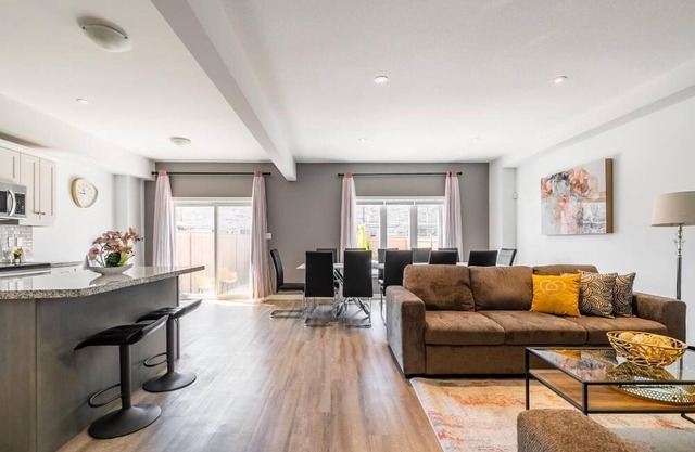 20 Ppl 5BR Townhome on the Lake. HotTub, Gym, BBQ