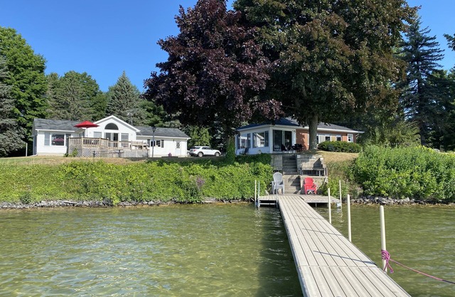 200 pies de fachada de lago prístino y dos cabañas: una tarifa de alquiler