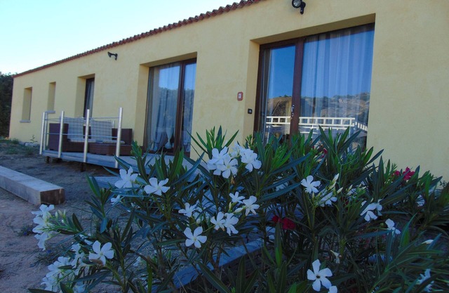 200 M2 DE VILLA CON GRAN JARDÍN CERCA DEL MAR