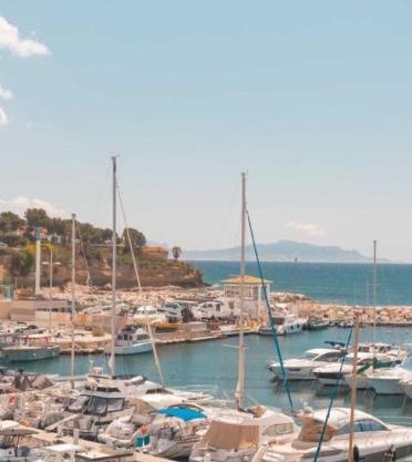 200m de la plage ,3mn du port à 50m du centre ville