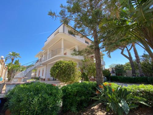 200m from the Sea - Large Private Patio with BBQ