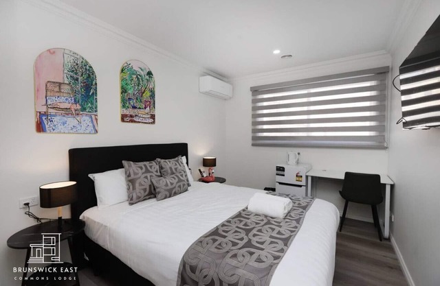 201 Chic Queen Bedroom w/ Fast WiFi and Hotel-Grade Linens 24/7 Security Near Tram 18 Mins to CBD
