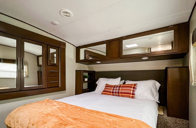2021 RV with everything you need for a cozy stay! River Access at the RV park.