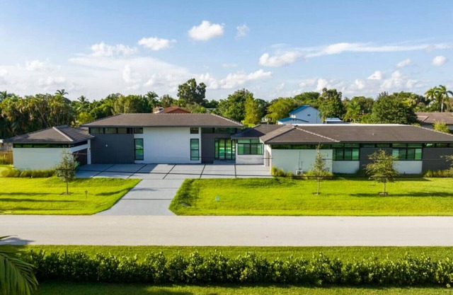 2022 Mansion 7000 sf/Pool/Gameroom/Theater