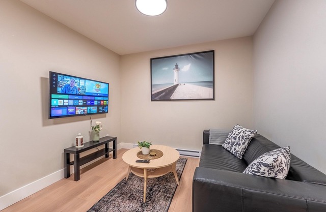 Brand New Luxury 2-Bedroom near Long Lake