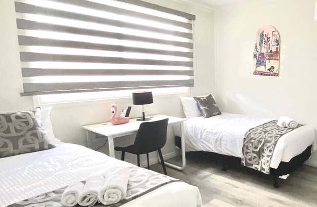 204 Stylish Twin Share Lodge w/ Fast WiFi and Hotel-Grade Linens 24/7 Security Near Tram 18 Mins to CBD