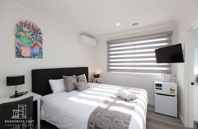 205 Modern King Room w/ Private Ensuite Fast WiFi Hotel-Grade Linen 24/7 Security Near Tram 18 Mins to CBD