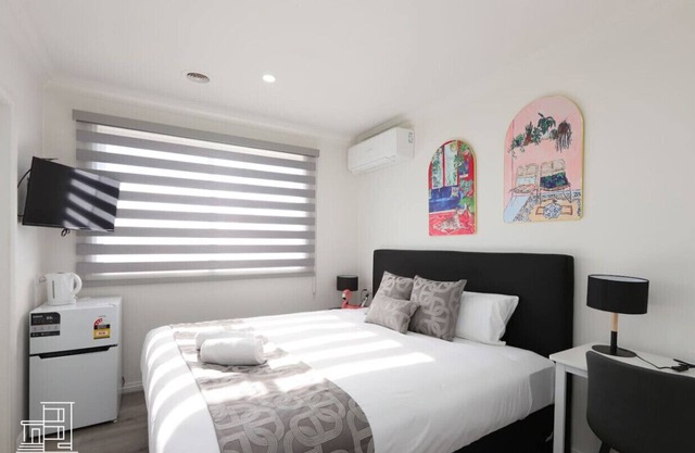 206 Modern King Room w/ Private Ensuite Fast WiFi Hotel-Grade Linen 24/7 Security Near Tram 18 Mins to CBD