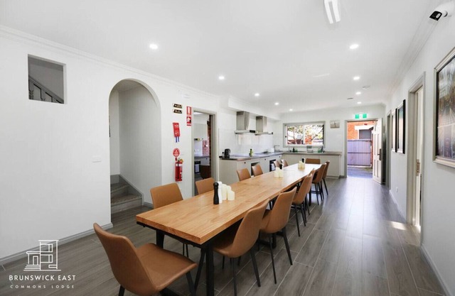 208 Luxe Queen Bedroom w/ Private Ensuite Fast WiFi Hotel-Grade Linen 24/7 Security Near Tram 18 Mins to CBD