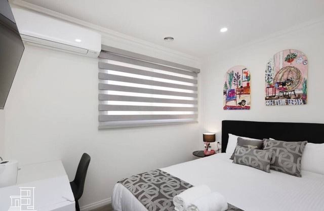 209 Stylish Queen Room w/ Private Ensuite Fast WiFi Hotel-Grade Linen 24/7 Security Near Tram 18 Mins to CBD