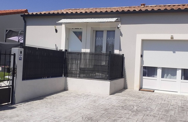 21 m2 room at the foot of the vineyards, beach 5kms away, all shops, quiet residence