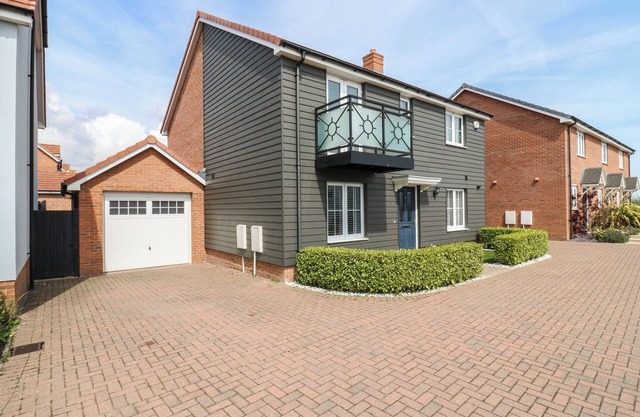 21 SKIPPERS WAY, pet friendly, with a garden in Walton-On-The-Naze