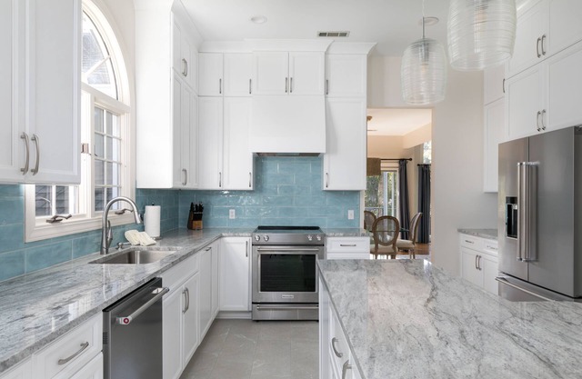 212 Glen Abbey: 5BR Home with Lagoon Views, Near Beach Location