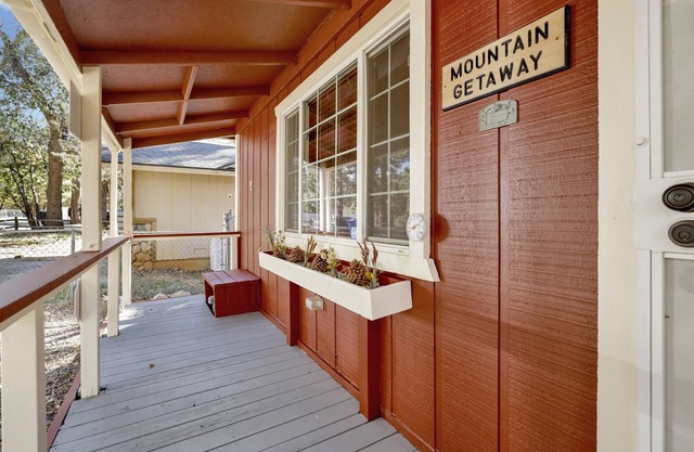2183-mountain Getaway 2 Bedroom Home by RedAwning