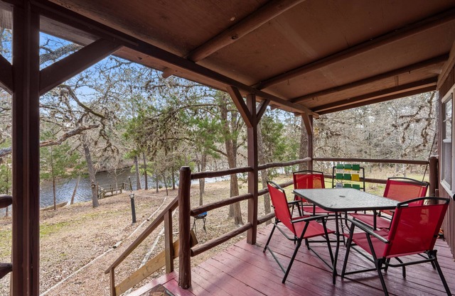 22 miles to Round Top, 3/2 w/ trailer parking, relaxing cozy cabin w/ lake, wifi