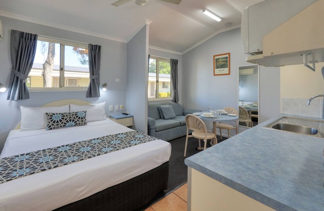 22 on Bowen Motel