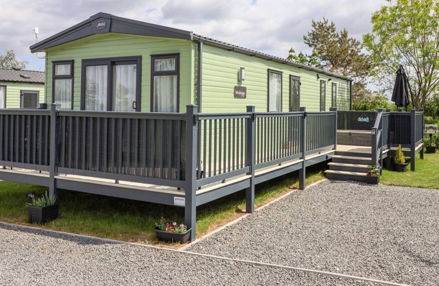 22 - THE BURROWS, pet friendly, with hot tub in West Heslerton