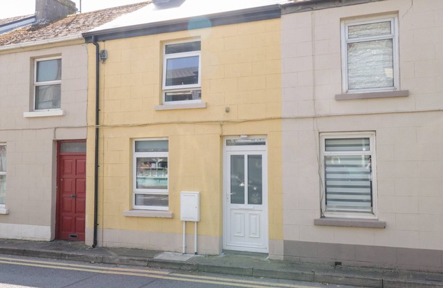 22 TOWN PLACE, pet friendly, with a garden in Ballinrobe, County Mayo