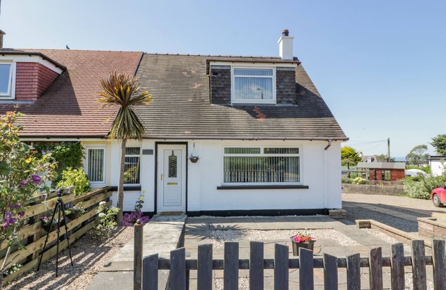 22 TURNBERRY ROAD, pet friendly, character holiday cottage in Maidens