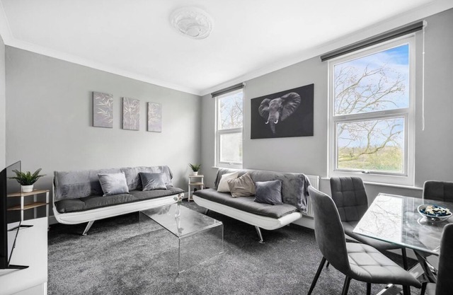 221 Dames Road E7 0EA · Long Stay 10%Off | WiFi | Parking | Sleeps 5