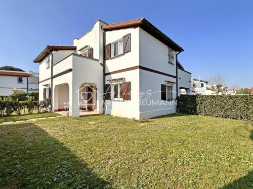 225 - VILLAGGIO RIVA MUSONE Villa con portico e ampio giardino, climatizzata 200 mt dal mare, PULIZIA, BIANCHERIA E SPIAGGIA inclusa allo Chalet BEBO'S