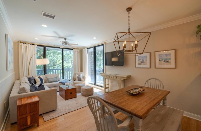 2276 Shipwatch: 2BR Condo, Valuable Bike Credit, Steps from Beach