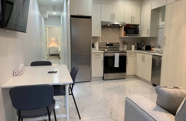 230-New Beautiful, Cozy 2 bedr Suite
