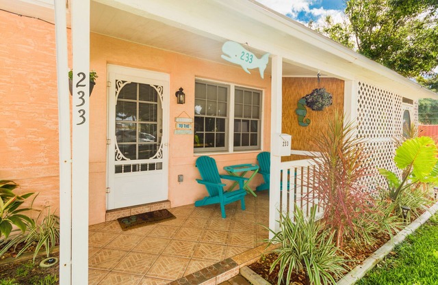 Cocoa Beach Stay - Downtown Cottage 233 on the Spacecoast- ¡Camina a la playa!