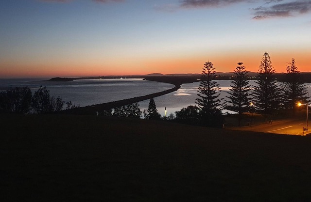 24/7 a renovated 3 bedroom holiday home facing the peaceful Manning River