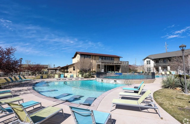 24/7 resort style pools, jacuzzi, sauna, gym. 3 Bedrooms 5 bath townhome.