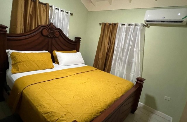 25 minutes from Kingston! Cozy Retreat in The Orchards, St. Catherine