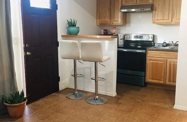 25 minutes to Santa Fe Plaza, 5 Minutes to Pecos river. Patio, private parking.