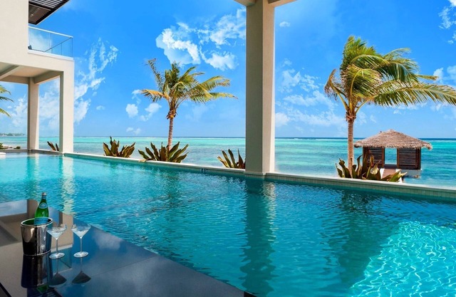 25% Off! 7BR Oceanfront Villa w/ 5 Master Suites, Bunk Room, Swim-Up Bar