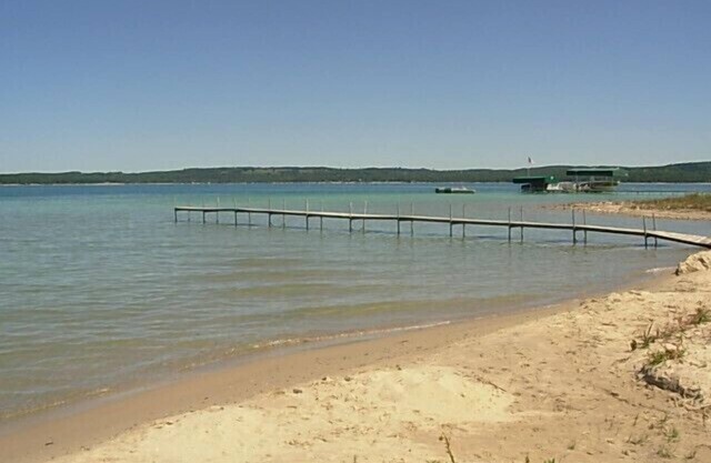 250 pies de playa de arena en el lago Charlevoix