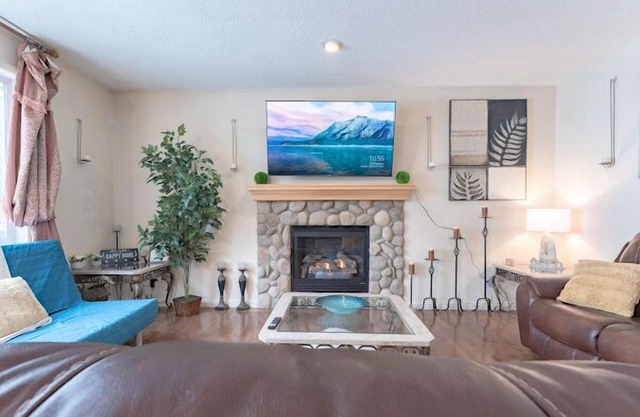 2500 sq house in springbank hill BL 261818