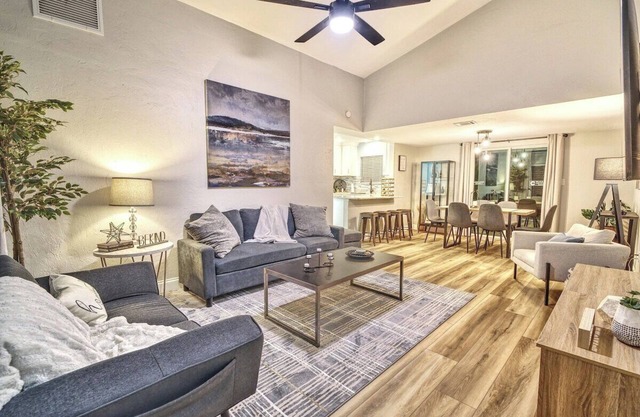 2648 NW 42nd Pl · Modern & Amazing Retreat w/Games