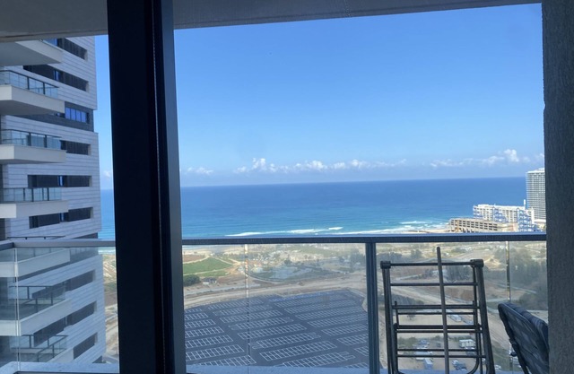 26th floor 4-bedroom apt in the center with AC, fitness room, 24/7 security