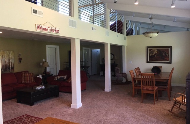 2700 Sq. Pie. Casa de huéspedes / granero en Rocky Pines Ranch