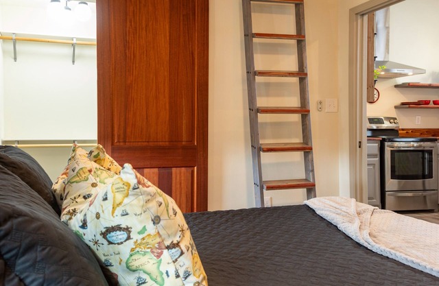 2A. Experience Affordable Cozy Private Barn-do in Lubbock
