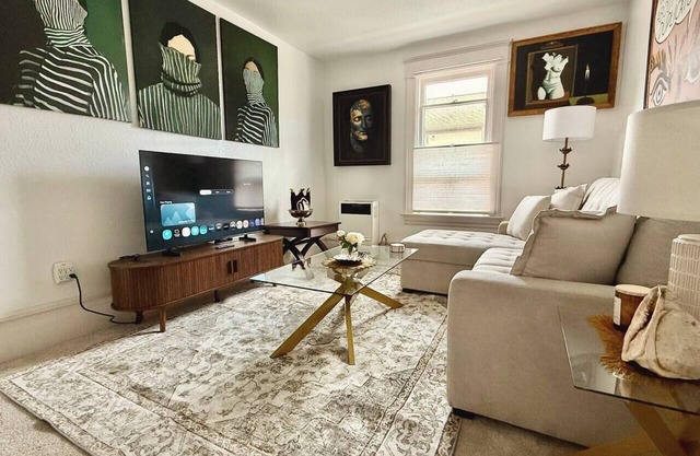 2B/1B Chic Downtown Luxury Apt