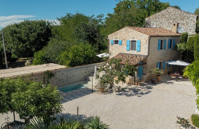 2B Gorgeous Holiday Home. Quiet and Private Village Location. Pool in 2025!