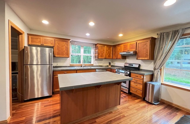 2b1.5b Bright Greenwood Townhome 5 minute Walk to Bars Restaurants