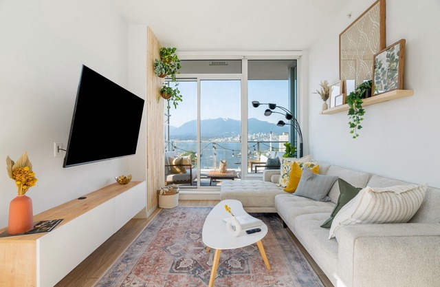 2B1B Penthouse With Panoramic Ocean View + Free Parking Stall