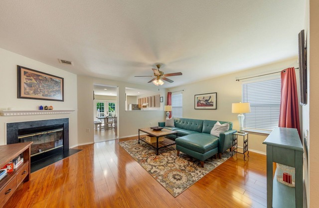 2B2B w/ full backyard. Centrally located in S. ATX - small trained dog friendly