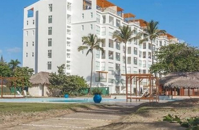 2BD/2BA fully-furnished beach apartment with pool