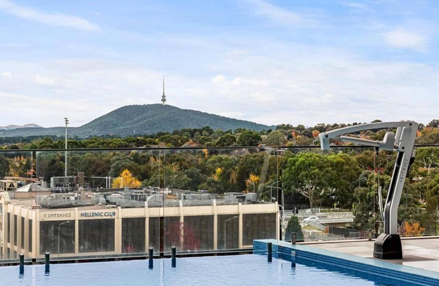 2bd 2bth - Chic Apt in Woden CBD