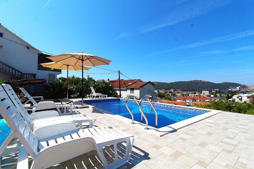 2bd Apt w Private Pool and City View "Keka"