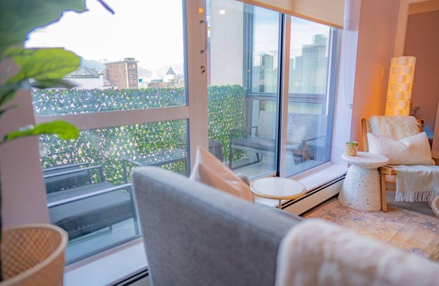 2BD Downtown Vancouver Condo with Free Parking+AC