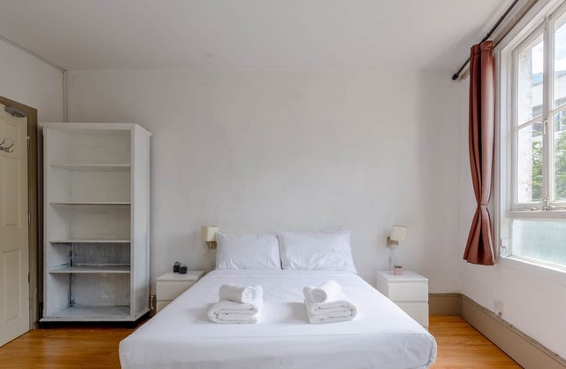 2BD Flat with Private Balcony - Shoreditch